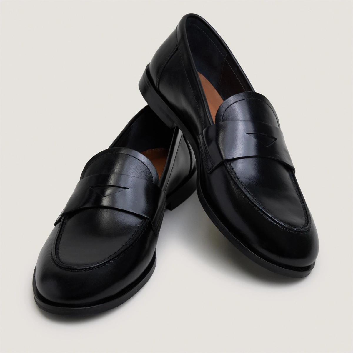 Mocassins &agrave; bouts ronds en cuir noir | THELMA | Jonak
