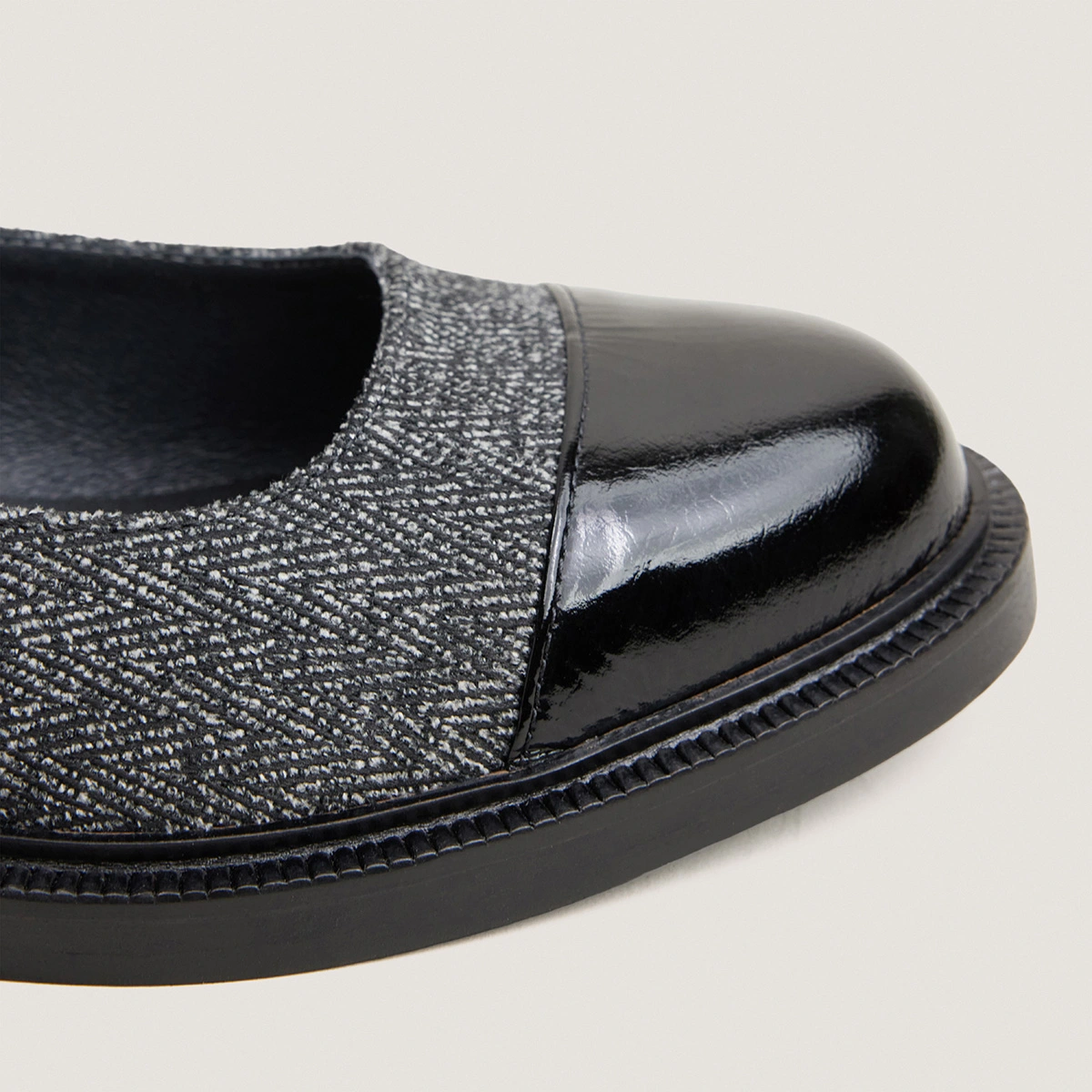 Ballerines &agrave; petits talons et bouts ronds en cuir brillant noir et chevron gris | DOUM | Jonak