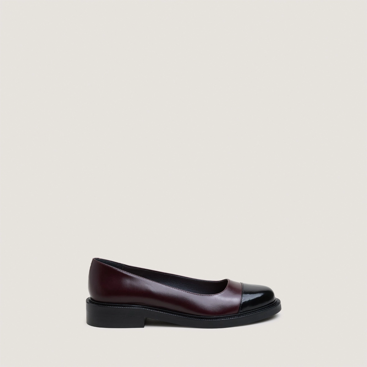 Ballerines &agrave; petits talons et bouts ronds en cuir brillant noir et cuir bordeaux | DOUM | Jonak