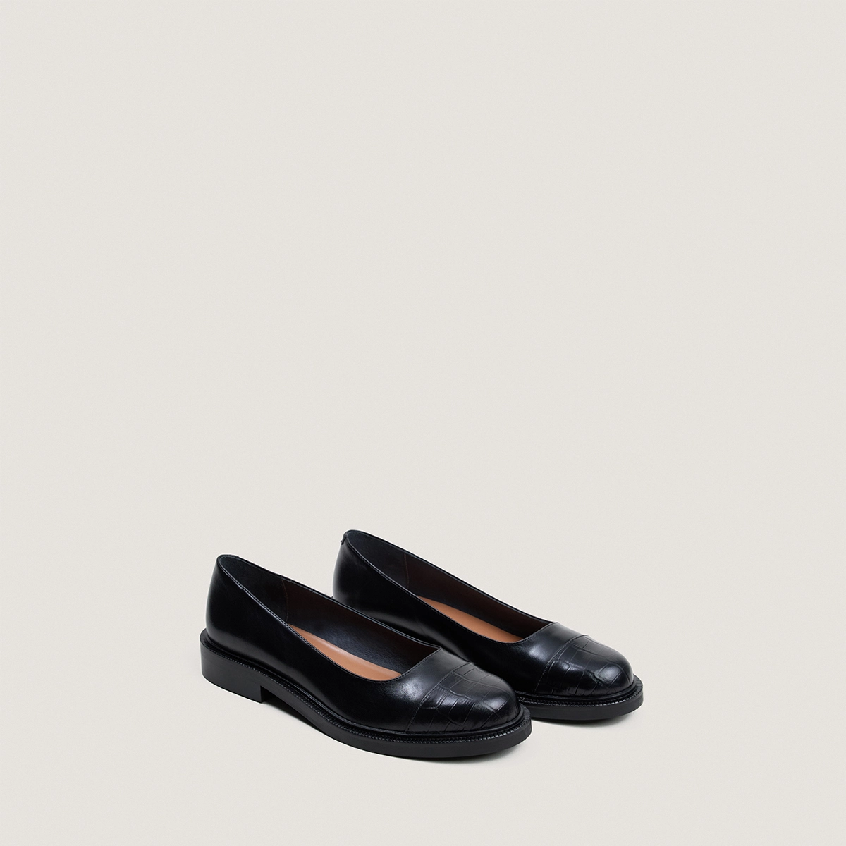 Ballerines &agrave; petits talons et bouts ronds en cuir noir et effet croco noir | DOUM | Jonak