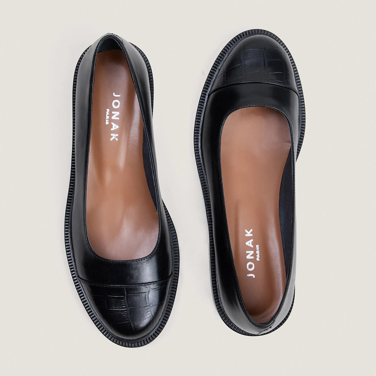 Ballerines &agrave; petits talons et bouts ronds en cuir noir et effet croco noir | DOUM | Jonak