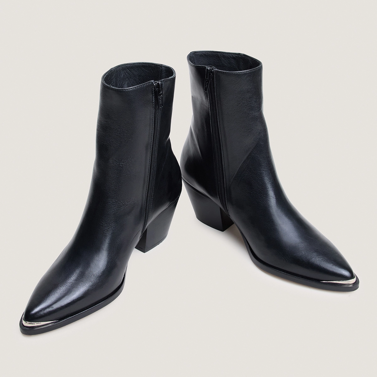 Bottines à talons et embouts argentés en cuir noir | PRUDENCE | Jonak