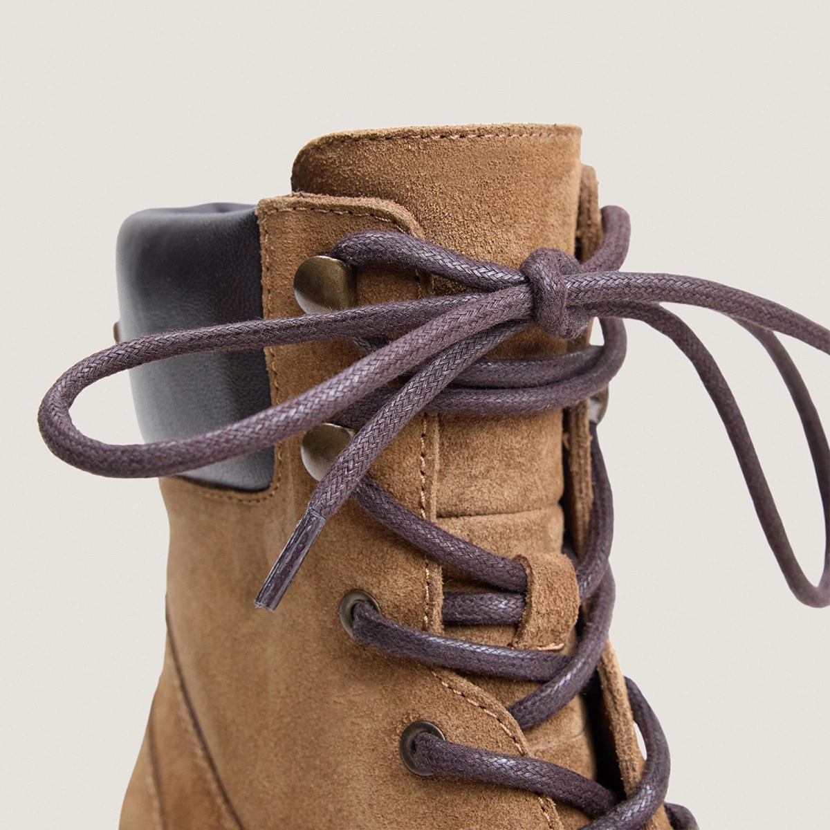 Boots à semelles crantées et lacets en croute taupe et cuir marron | LOUANE | Jonak