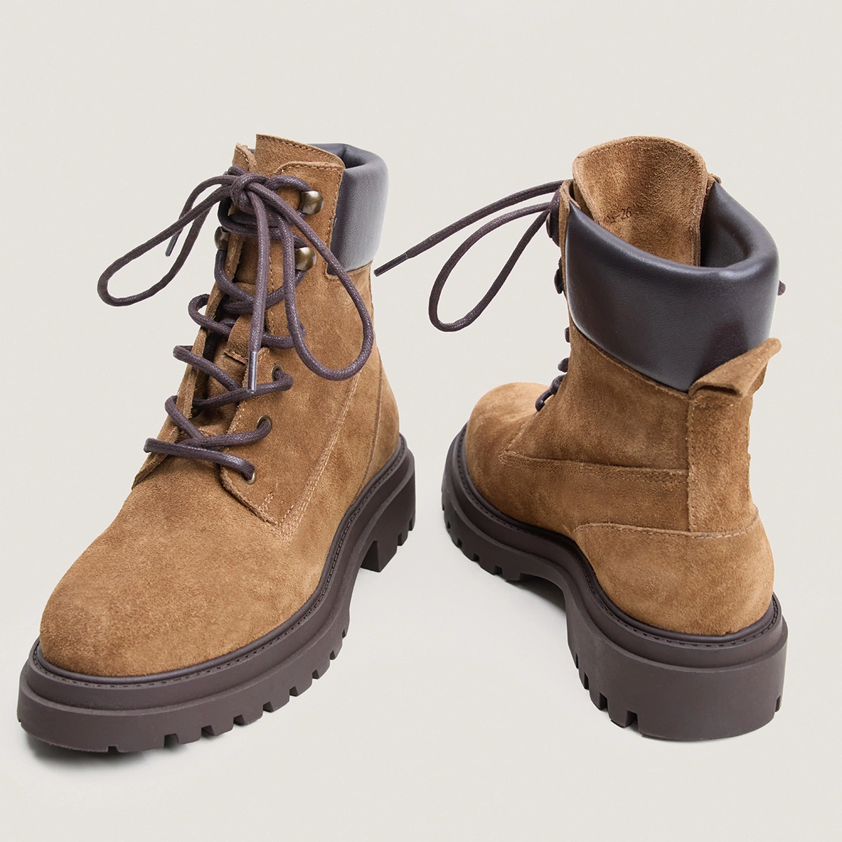 Boots à semelles crantées et lacets en croute taupe et cuir marron | LOUANE | Jonak