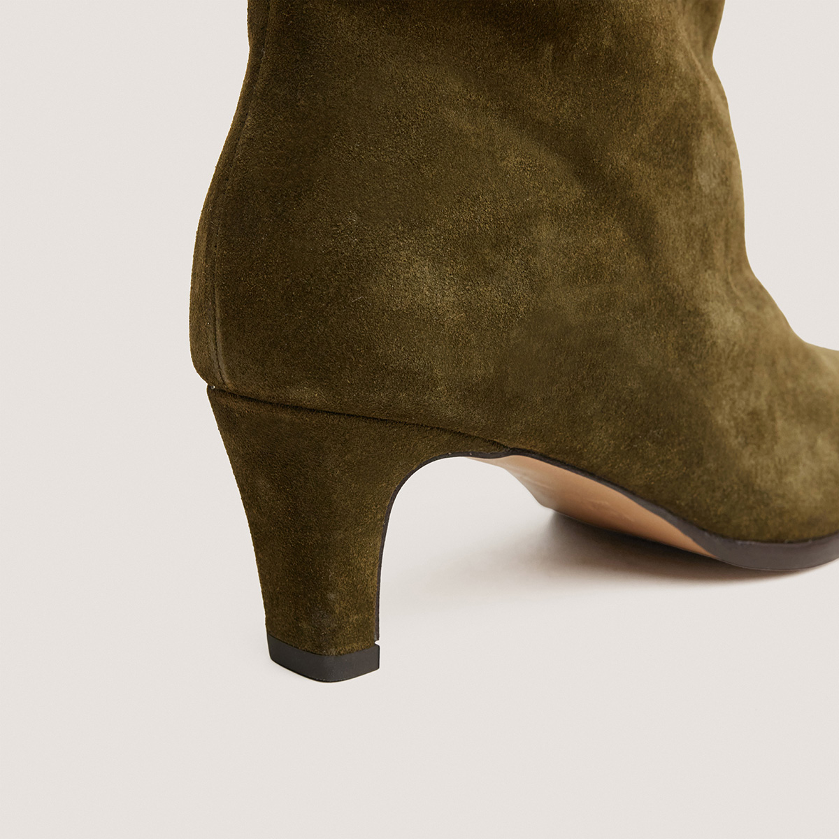 Bottines &agrave; talons et bouts pointus kaki
