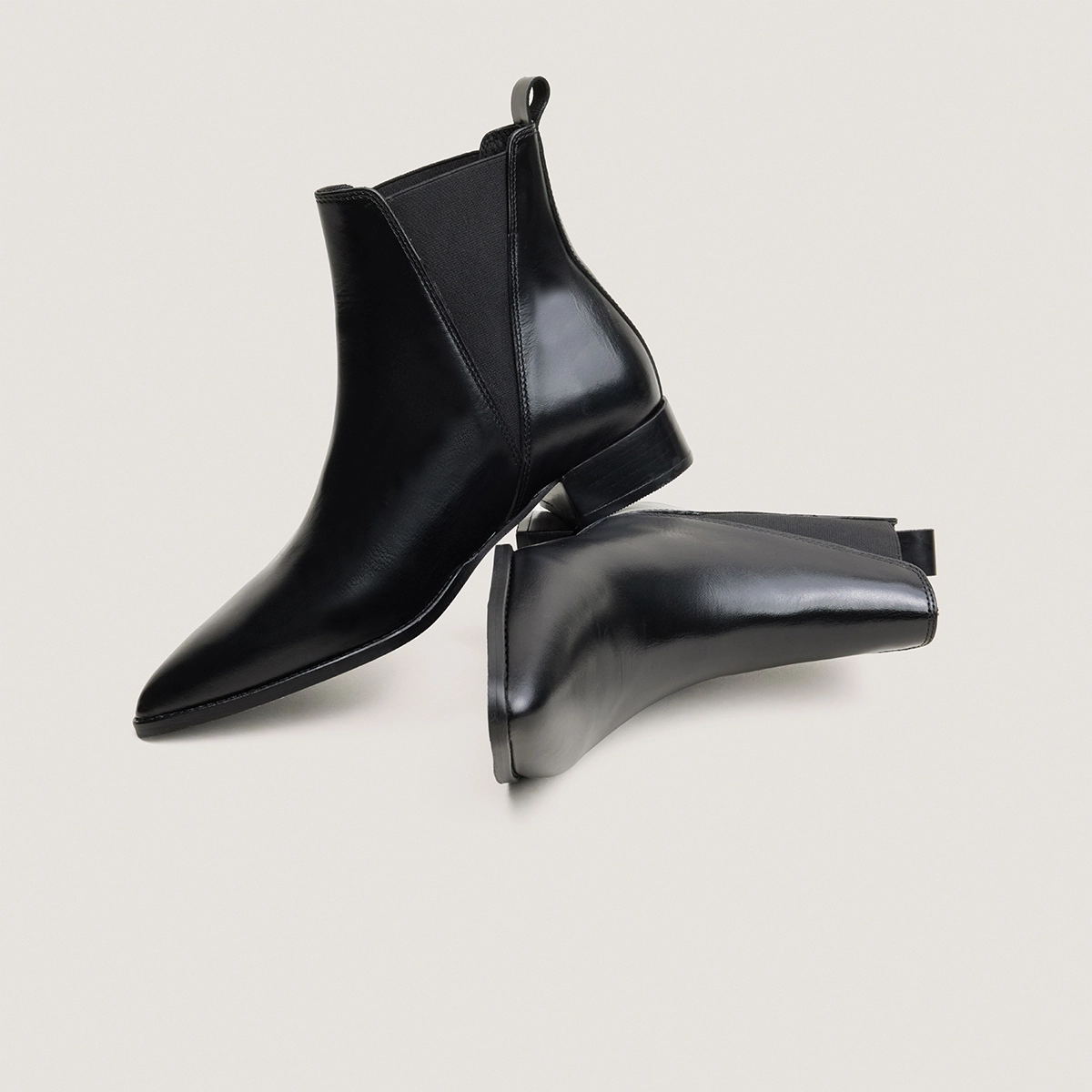 Boots Chelsea à talons et bouts pointus en cuir noir | ANOKA | Jonak