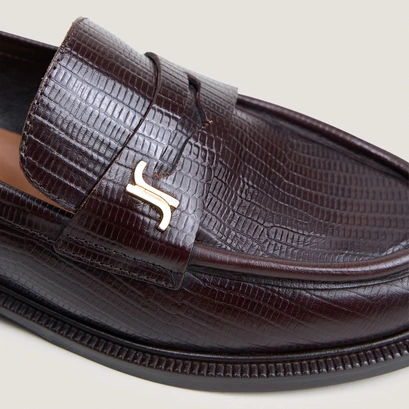 Mocassins à bouts ronds et monogrammes marron foncé