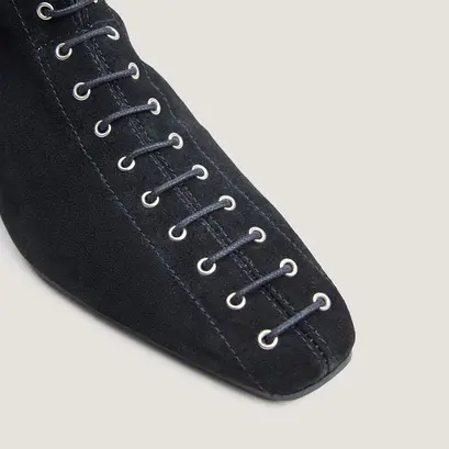 Bottines à bouts pointus et lacets noir