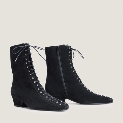 Bottines à bouts pointus et lacets noir