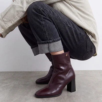 Bottines &agrave; talons et monogrammes en cuir bordeaux | VAUBAS | Jonak