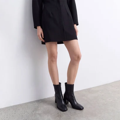 Bottines &agrave; talons et monogrammes en cuir noir | VAUBAS | Jonak