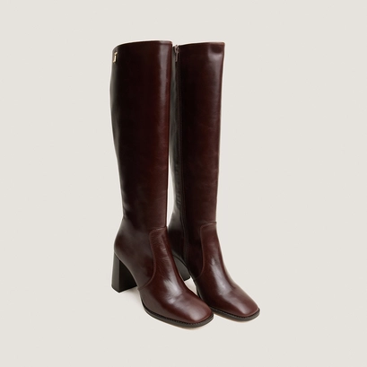 Bottes à talons et monogrammes marron