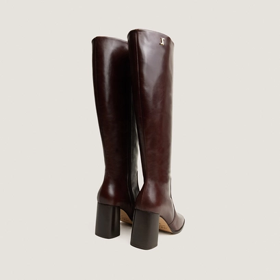 Bottes à talons et monogrammes marron