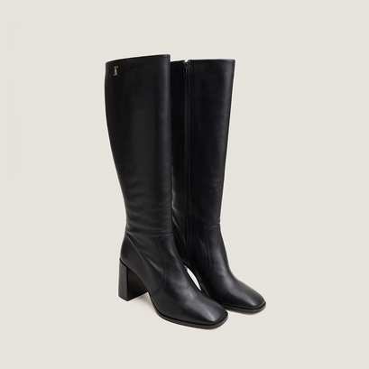 Bottes à talons et monogrammes noir
