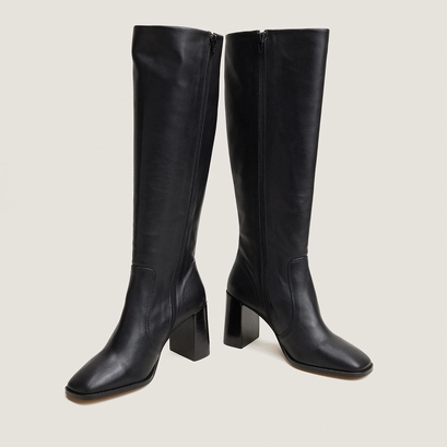 Bottes à talons et monogrammes noir