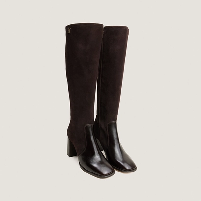 Bottes à talons et monogrammes marron foncé