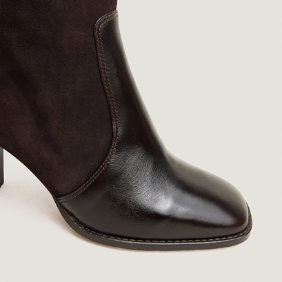 Bottes à talons et monogrammes marron foncé