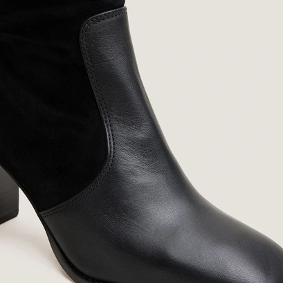 Bottes à talons et monogrammes noir