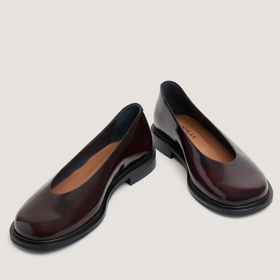 Ballerines &agrave; petits talons et bouts ronds en cuir glac&eacute; bordeaux | DAURELIA | Jonak