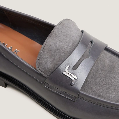 Mocassins à bouts ronds et monogrammes gris