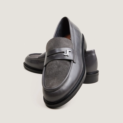 Mocassins à bouts ronds et monogrammes gris