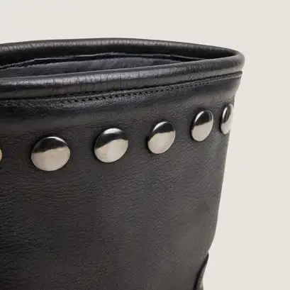 Bottes à rivets et semelles crantées noir