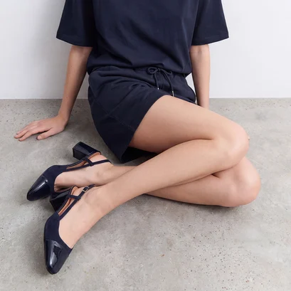Slingbacks &agrave; talons en vernis marine et velours marine | DHAPOP | Jonak