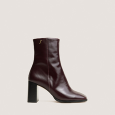 Bottines &agrave; talons et monogrammes bordeaux
