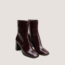Bottines &agrave; talons et monogrammes bordeaux