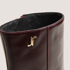 Bottines &agrave; talons et monogrammes bordeaux