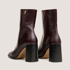 Bottines &agrave; talons et monogrammes bordeaux