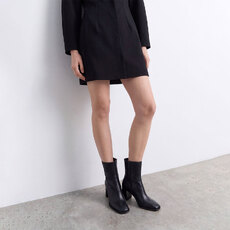 Bottines &agrave; talons et monogrammes noir