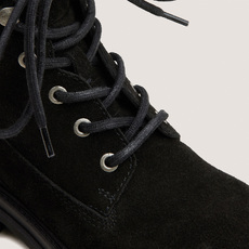 Boots &agrave; semelles crant&eacute;es et lacets noir