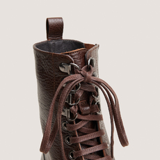 Boots &agrave; lacets et &agrave; talons marron