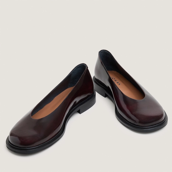 Ballerines &agrave; petits talons et bouts ronds en cuir glac&eacute; bordeaux | DAURELIA | Jonak