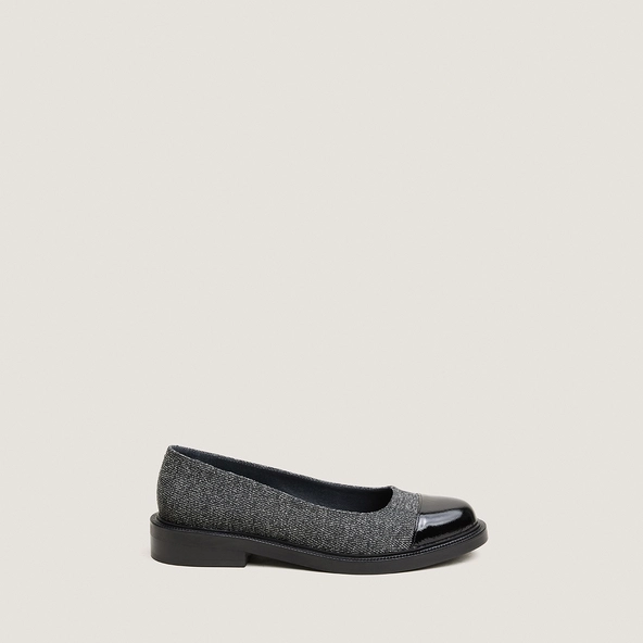 Ballerines &agrave; petits talons et bouts ronds en cuir brillant noir et chevron gris | DOUM | Jonak