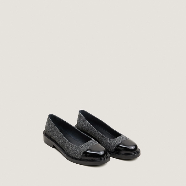 Ballerines &agrave; petits talons et bouts ronds en cuir brillant noir et chevron gris | DOUM | Jonak