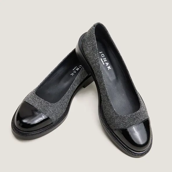 Ballerines &agrave; petits talons et bouts ronds en cuir brillant noir et chevron gris | DOUM | Jonak