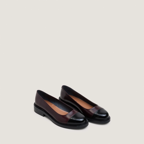 Ballerines &agrave; petits talons et bouts ronds en cuir brillant noir et cuir bordeaux | DOUM | Jonak