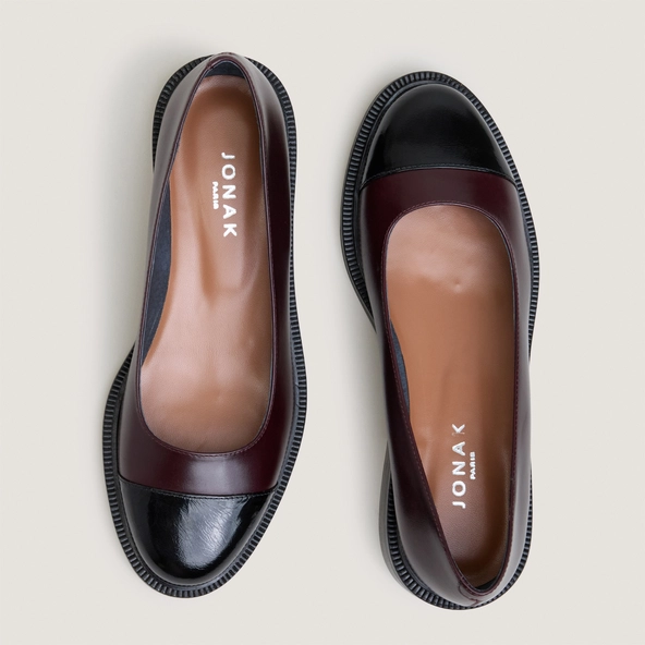 Ballerines à petits talons et bouts ronds en cuir brillant noir et cuir bordeaux | DOUM | Jonak