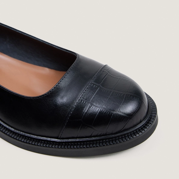Ballerines &agrave; petits talons et bouts ronds en cuir noir et effet croco noir | DOUM | Jonak