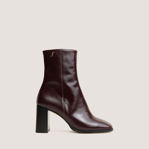 Bottines &agrave; talons et monogrammes bordeaux