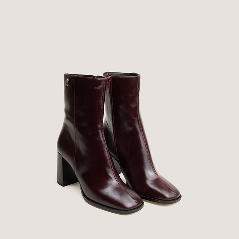 Bottines &agrave; talons et monogrammes bordeaux