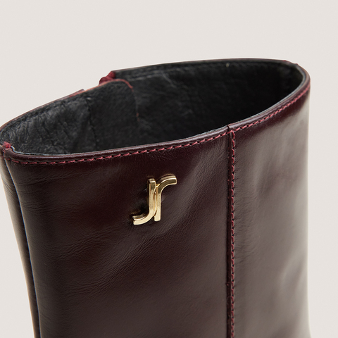Bottines &agrave; talons et monogrammes bordeaux