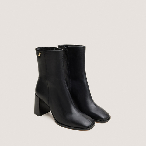 Bottines &agrave; talons et monogrammes noir