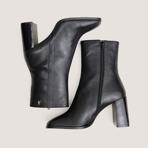 Bottines &agrave; talons et monogrammes noir