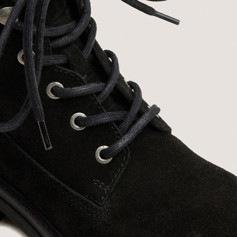 Boots &agrave; semelles crant&eacute;es et lacets noir