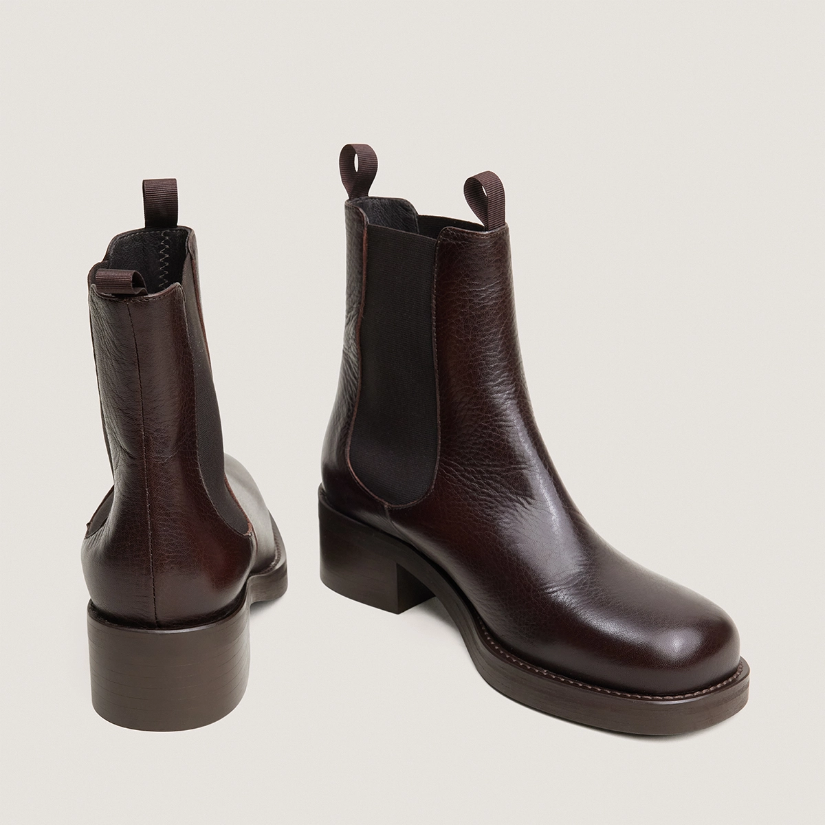 Boots Chelsea à talons et bouts ronds en cuir grainé marron foncé | DIALO | Jonak