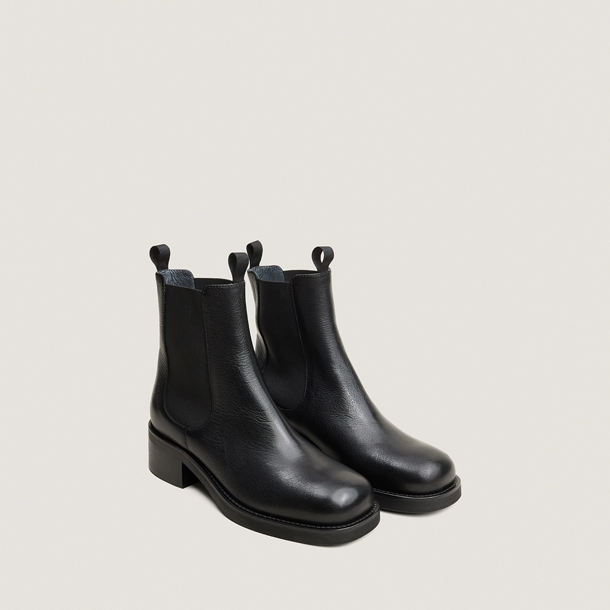 Boots Chelsea à talons et bouts ronds en cuir grainé noir | DIALO | Jonak