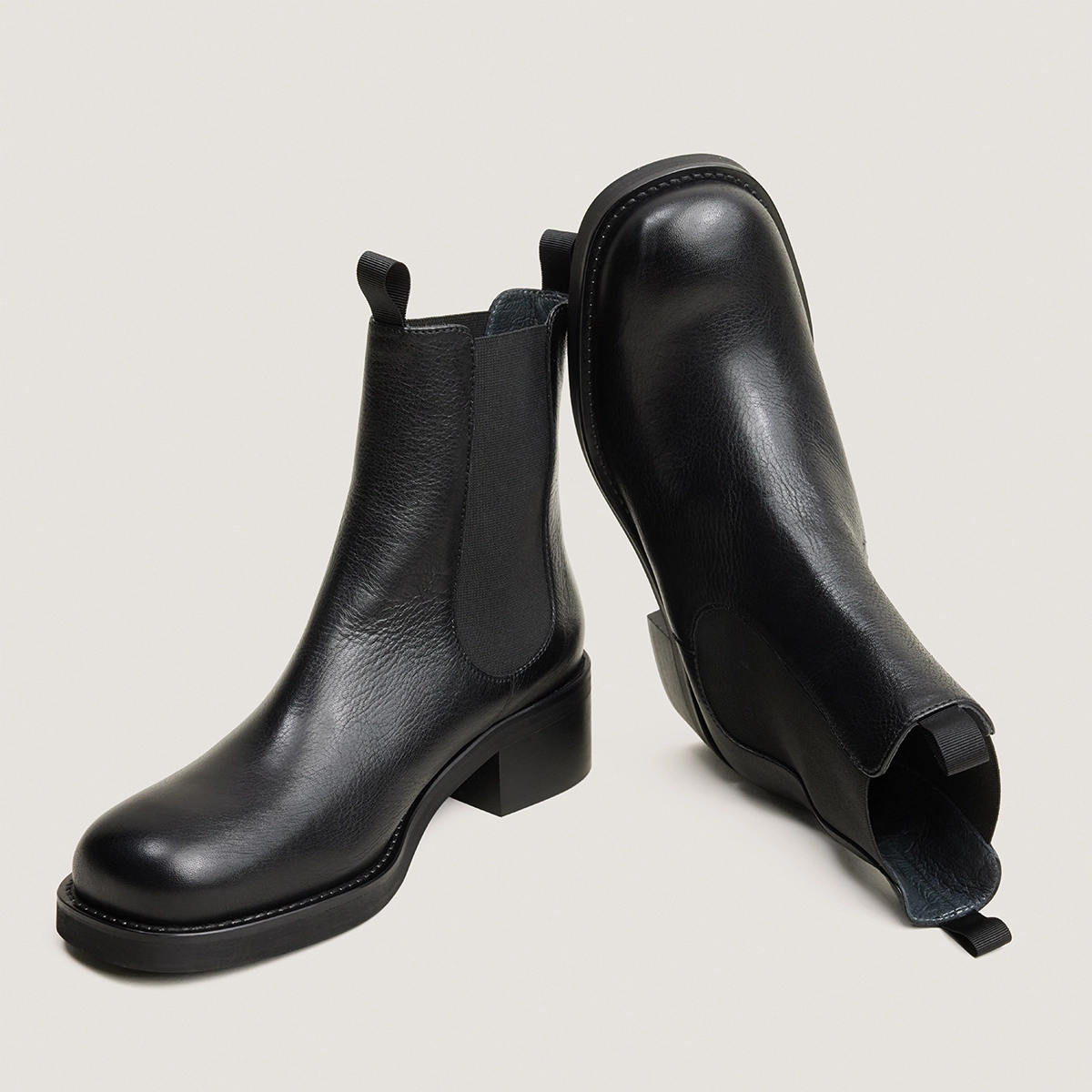 Boots Chelsea à talons et bouts ronds en cuir grainé noir | DIALO | Jonak
